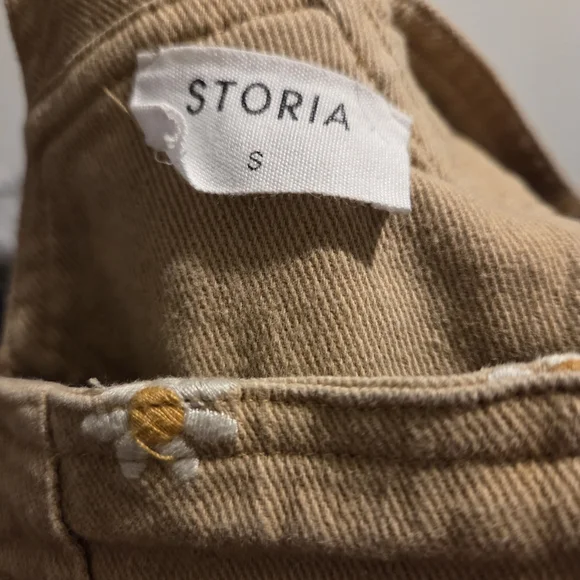 Storia - The Daisy Overalls (Tan Overalls with White Floral Design) - Picture 5 of 5